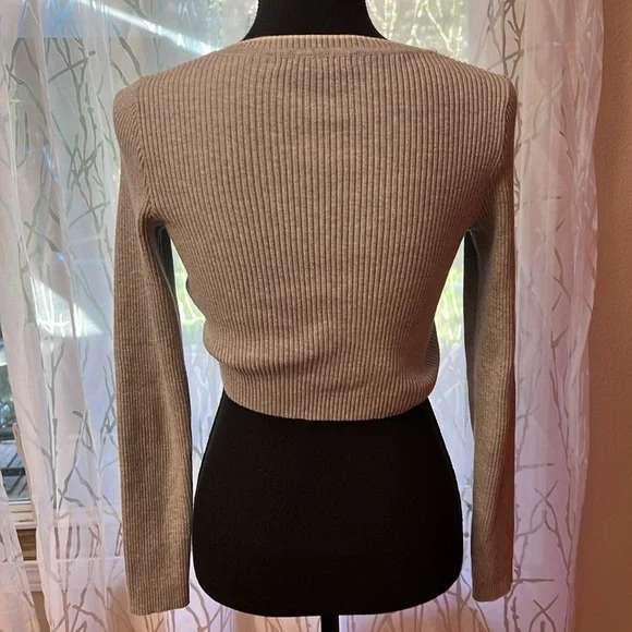Brandy Melville Cropped Long Sleeve Ribbed Knit Top - Picture 5 of 9